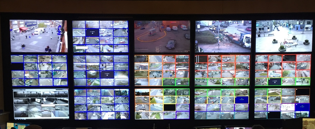 Monitory w pomieszczeniu sterowania CCTV dla 176 kamer ulicznych