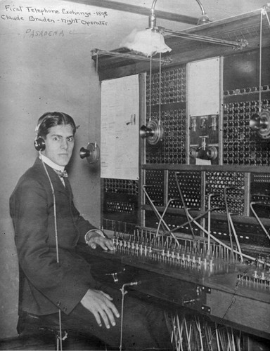 Telefonista z pojedynczą słuchawką telefoniczną zamontowaną na głowie, 1898 r