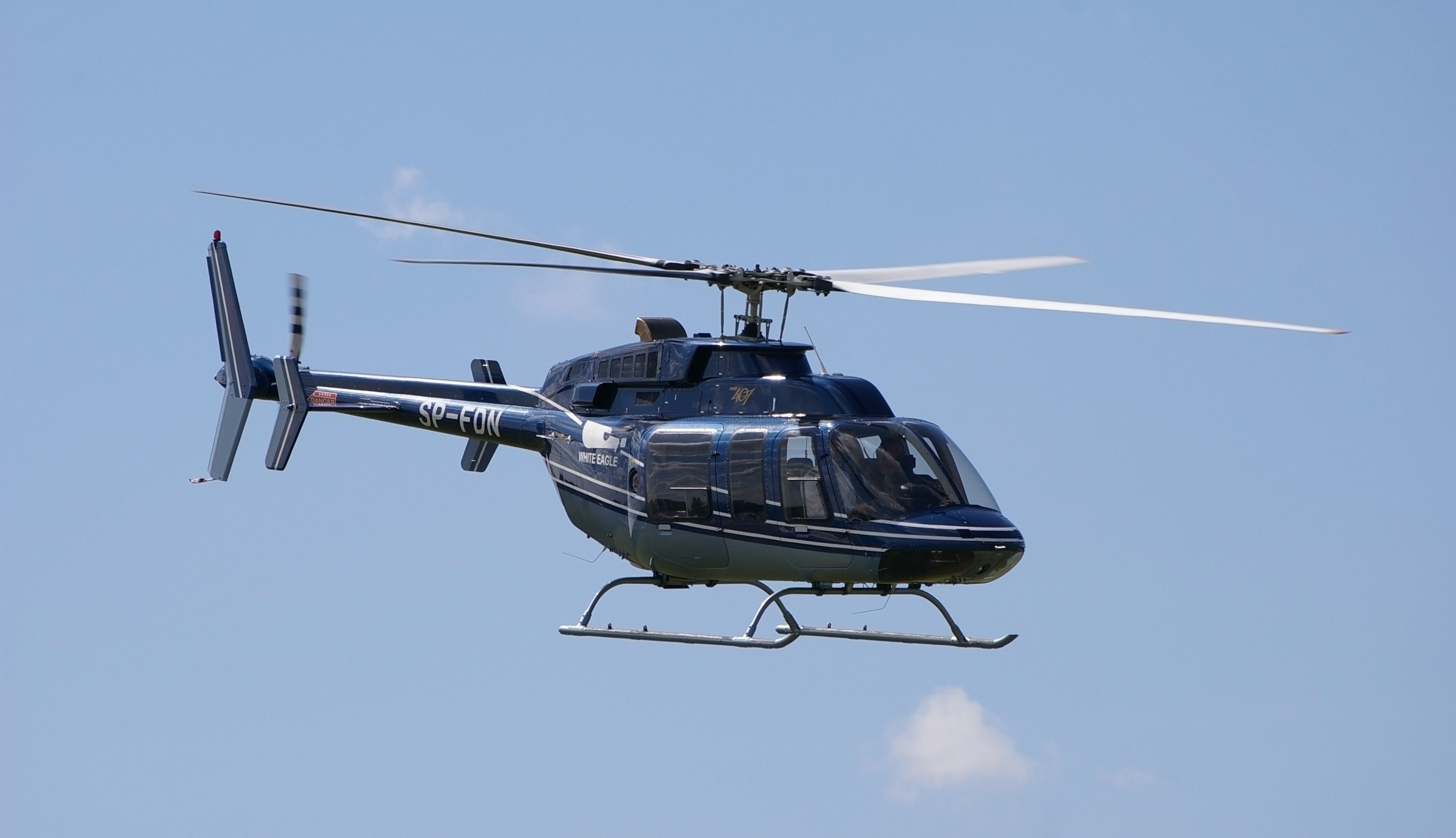 Współczesny śmigłowiec cywilny – Bell 407 w czasie lotu