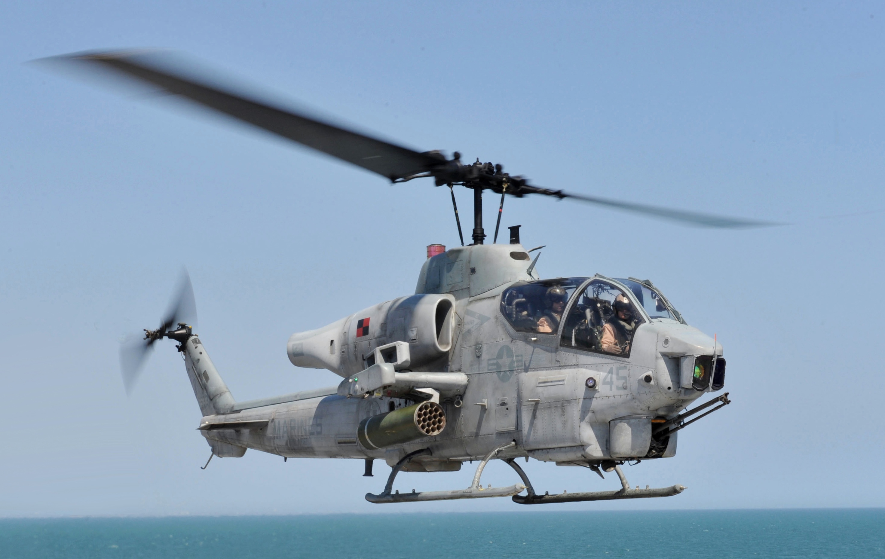 Śmigłowiec szturmowy AH-1W Super Cobra w czasie lotu