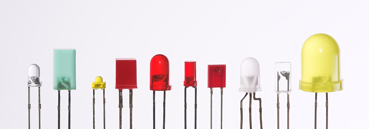 Fot. 1. Diody elektroluminescencyjne produkowane są w różnych wielkościach i kształtach obudowy. W większości przypadków kolor obudowy odpowiada barwie emitowanego światła. Wyjątek stanowią obudowy bezbarwne, które stosuje się do diod światła białego, jak i innych barw – również wielokolorowe oraz diod emitujących podczerwień