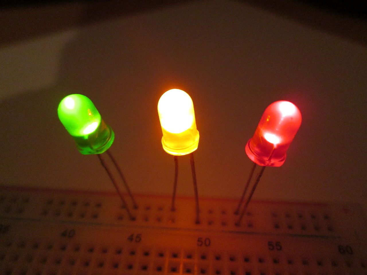 Fot. 2. Zielona, żółta i czerwona dioda elektroluminescencyjna