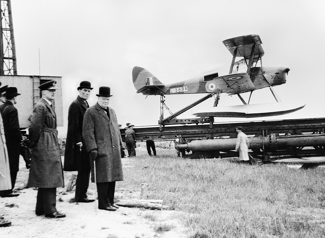 Fot. 2. Winston Churchill i inni czekają na start drona-celu De Havilland Queen Bee