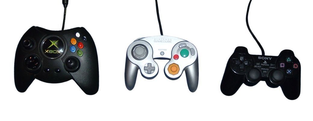 Od lewej: gamepady Xbox, GameCube i PlayStation 2 