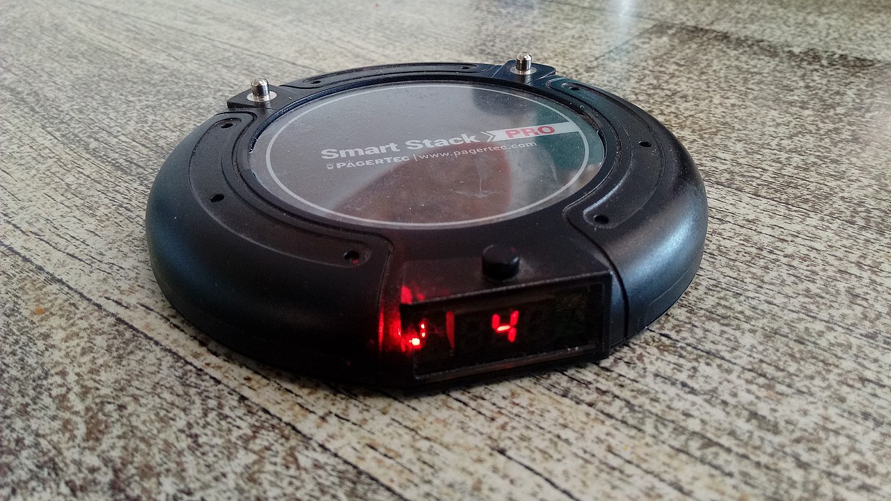 Pager restauracji informujący klientów o możliwości odebrania zamówienia
