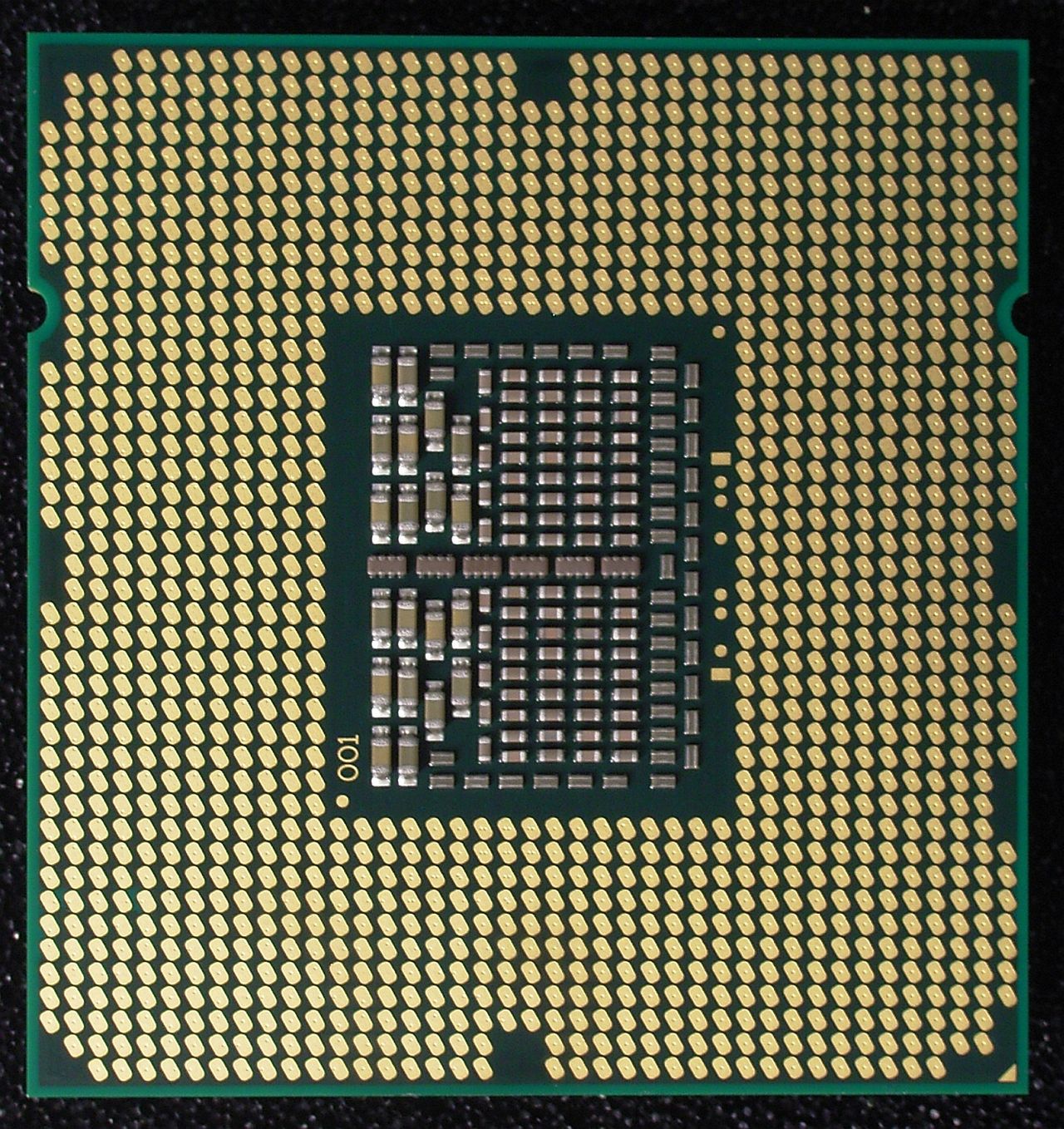 Procesor Intel Core i7-940 (widok od dołu), widoczne 1366 pól stykowych złącza LGA1366