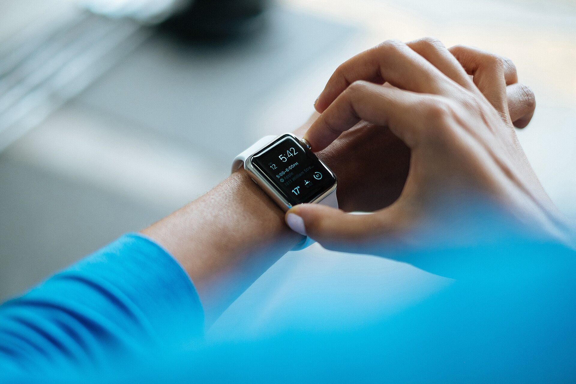 Smartwatch – urządzenie typu wearable na ręce modela