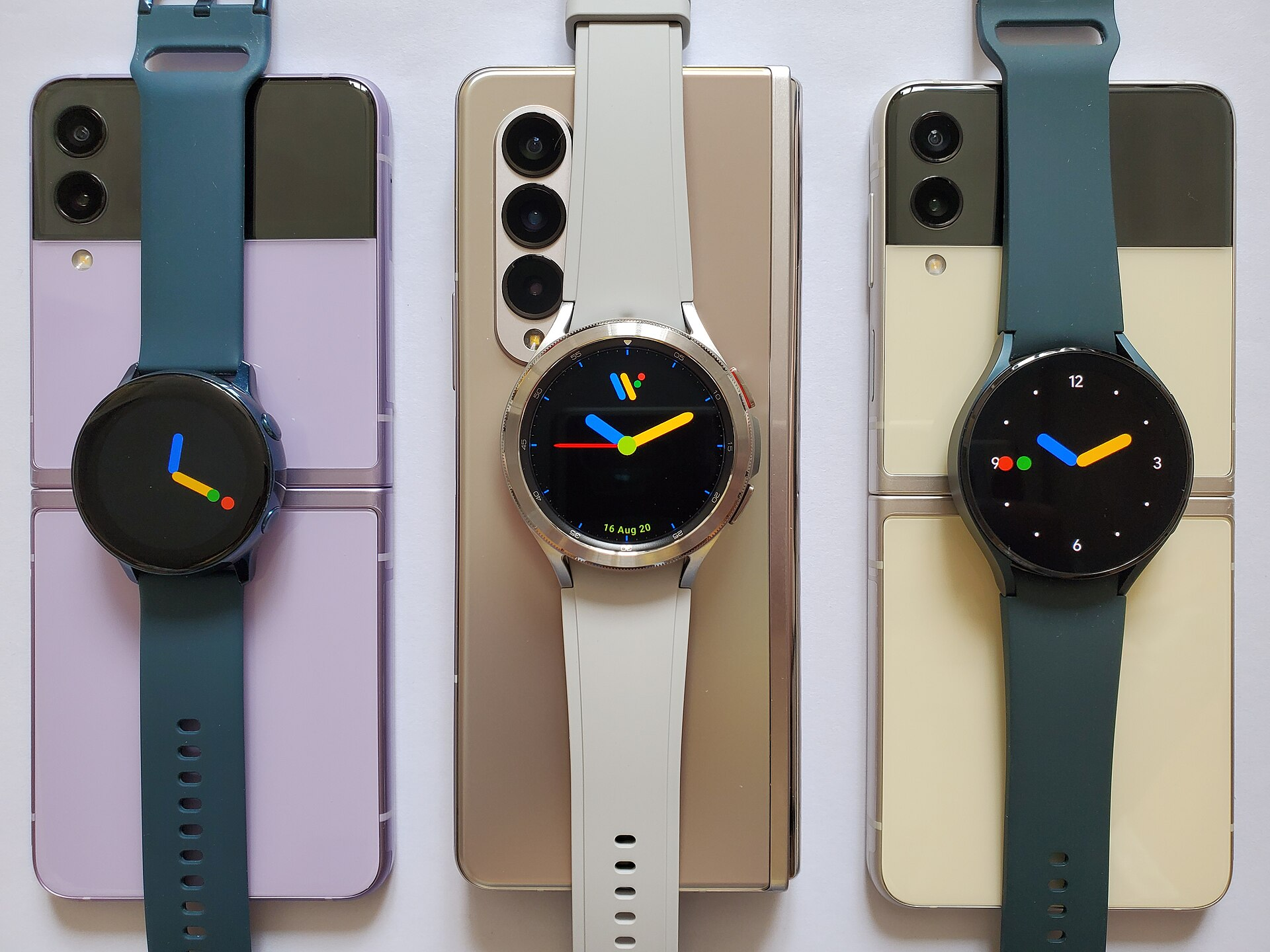 Samsung wprowadził na rynek Galaxy Watch ze smartfonami - na zdjęciu 3 różne smartwatche i smartfony