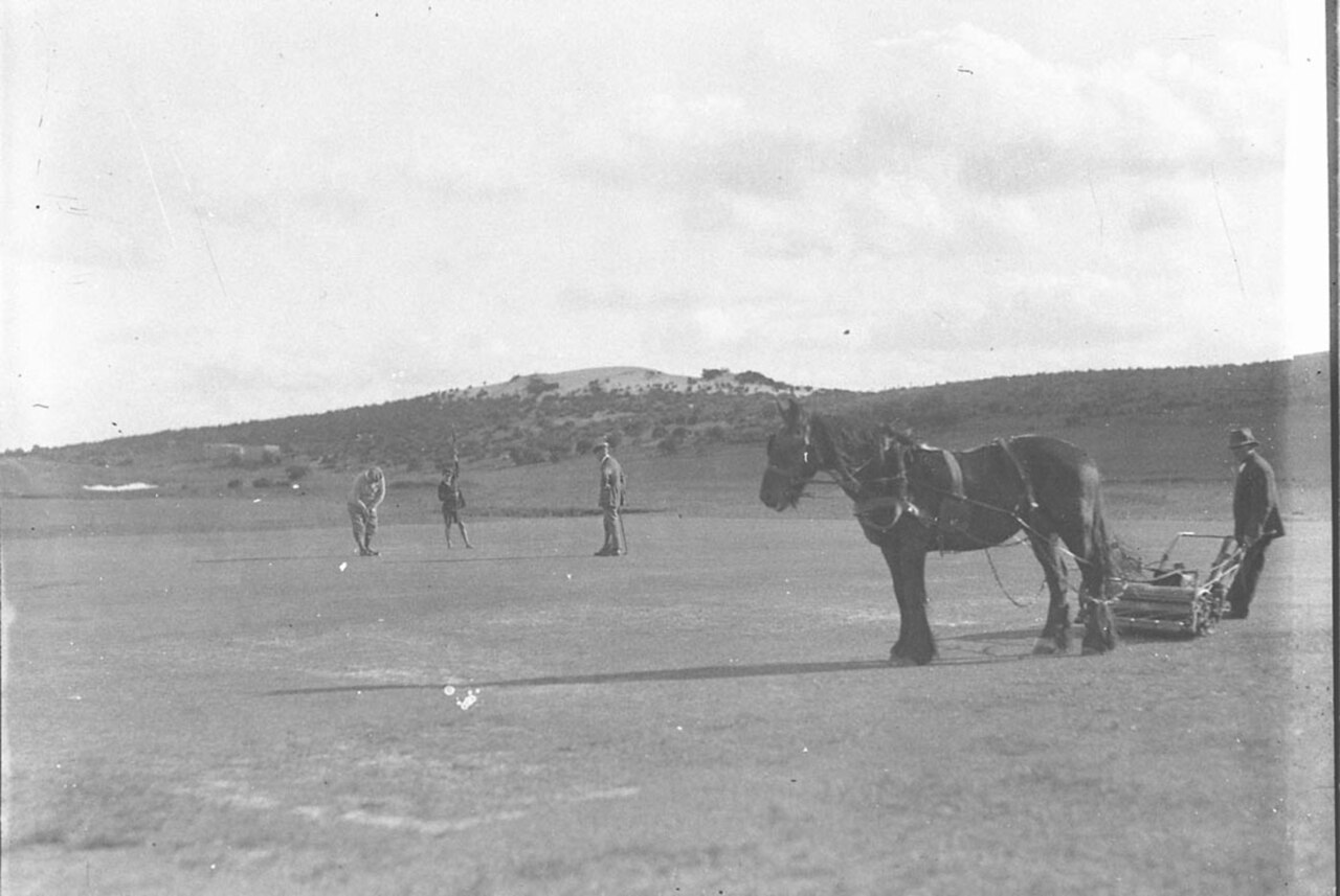 Kosiarka konna na australijskim polu golfowym w latach 30. XX wieku