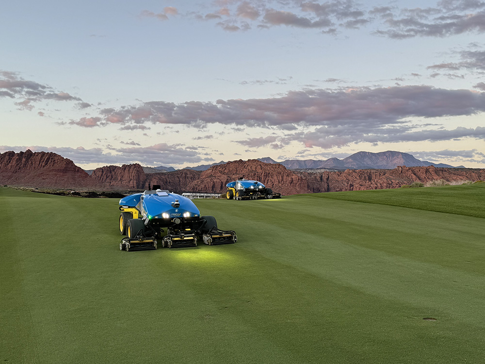 Elektryczne autonomiczne kosiarki bębnowe, które utrzymywały fairwaye podczas zawodów Black Desert Championship PGA Tour, 2024 r