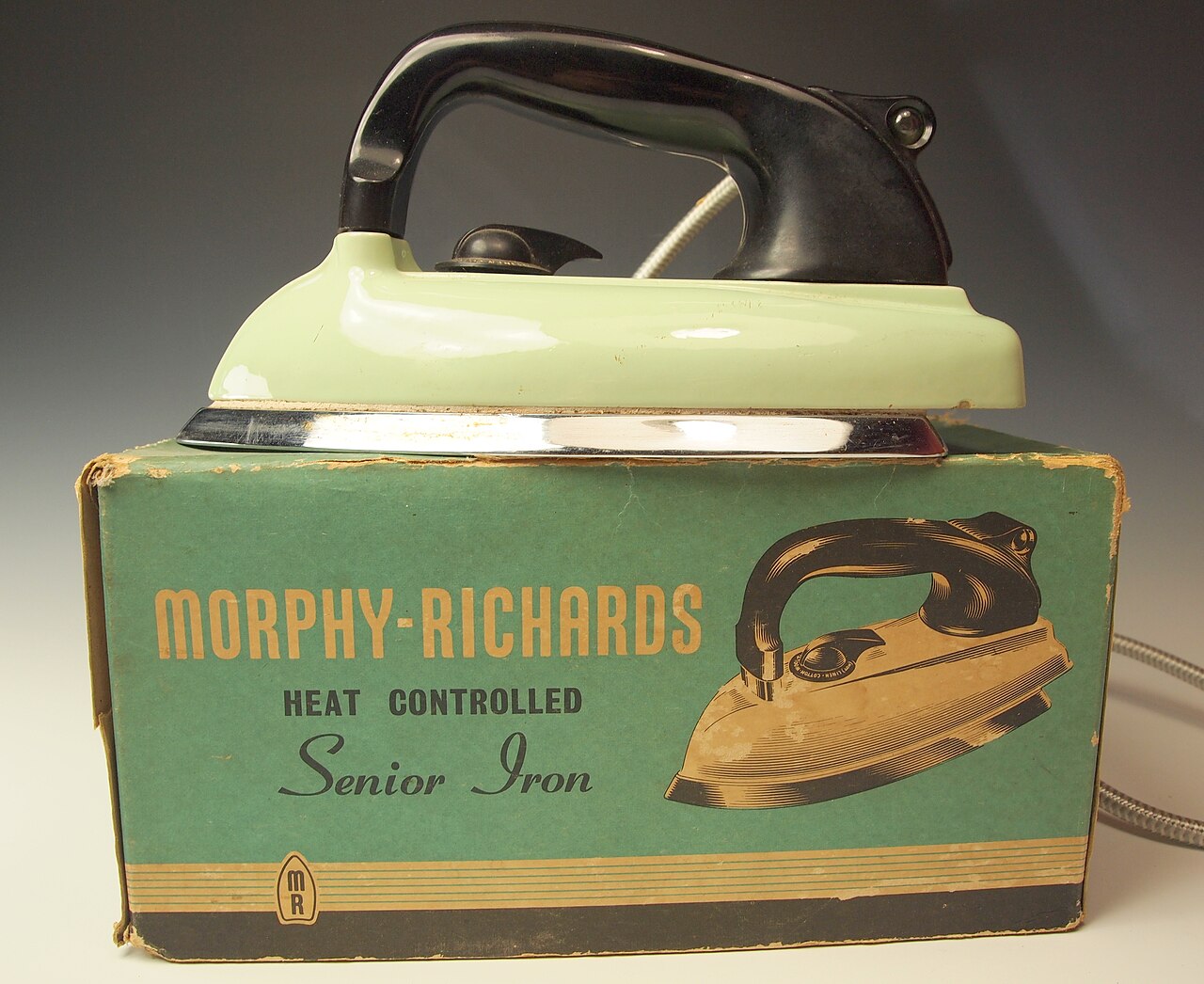 Żelazko elektryczne Morphy Richards z lat 50. XX wieku