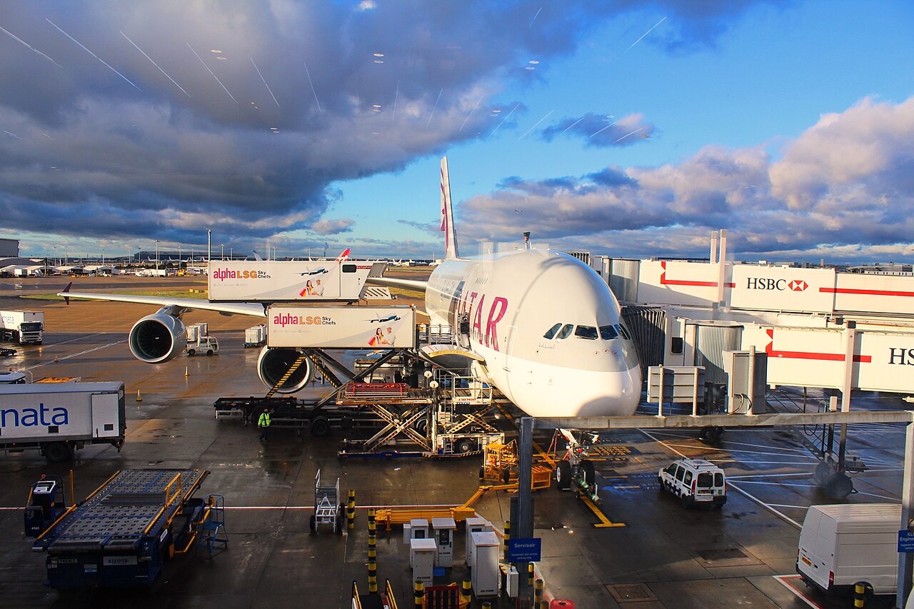 Obsługa naziemna samolotu Qatar Airways A380 z wykorzystaniem oddzielnych rękawów pasażerskich dla pokładu głównego i górnego oraz sprzętu do obsługi naziemnej