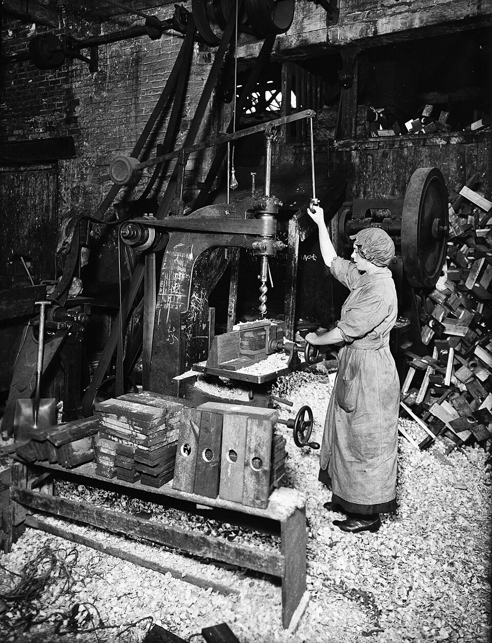 Fot. 2.Wiertarka stołowa (wówczas nazywana maszyną do wiercenia) drążąca otwory w drewnianych szpulach służących do nawijania drutu kolczastego, 1917 r.